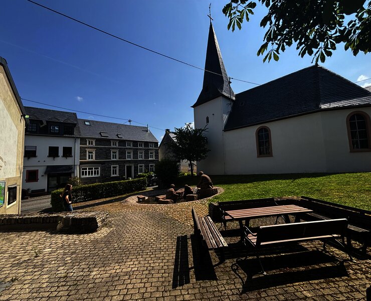 Andeler Kirche mit Vorplatz