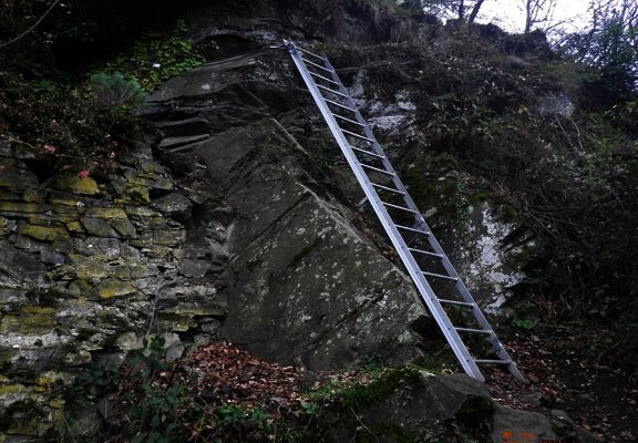Eiserne Leiter über eine Felsklippe bei Hatzenport