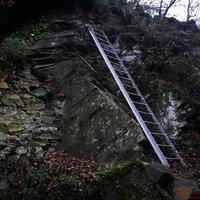 Eiserne Leiter über eine Felsklippe bei Hatzenport