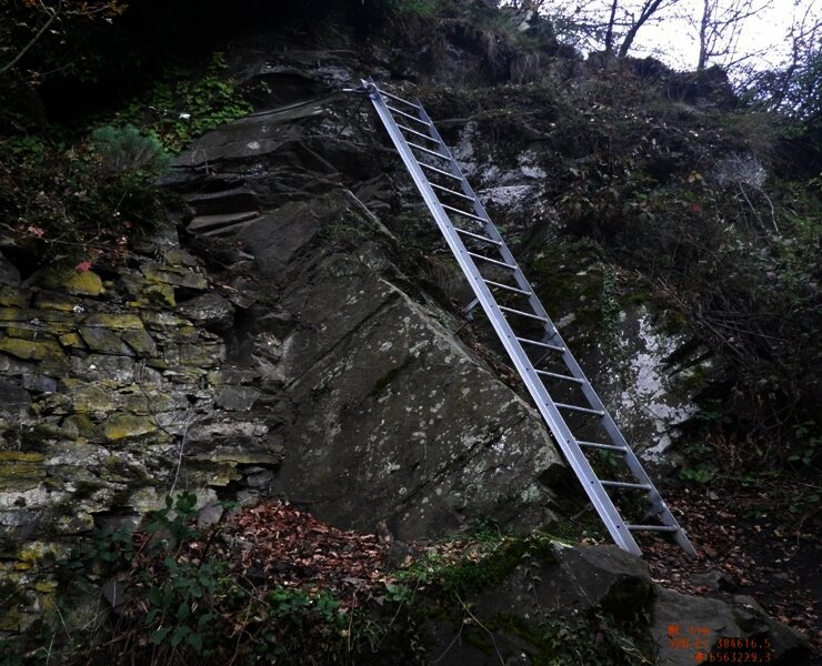 Eiserne Leiter über eine Felsklippe bei Hatzenport