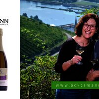 Weinflaschen und Winzer im Weinberg