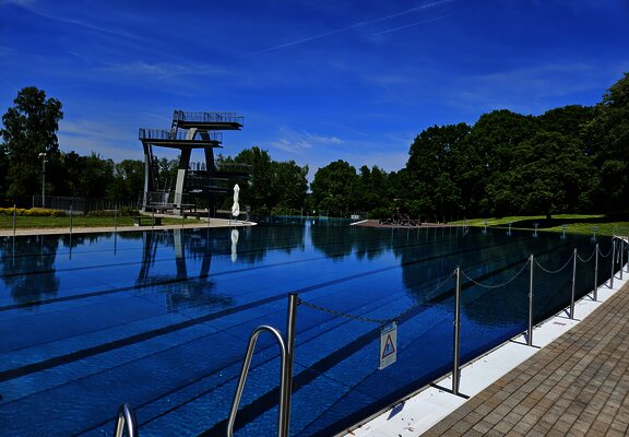 Das Bild zeigt das Freibad "SüdBad" in Trier.