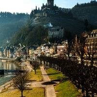 Am Moselufer von Cochem mit Blick auf die Reichsburg Cochem