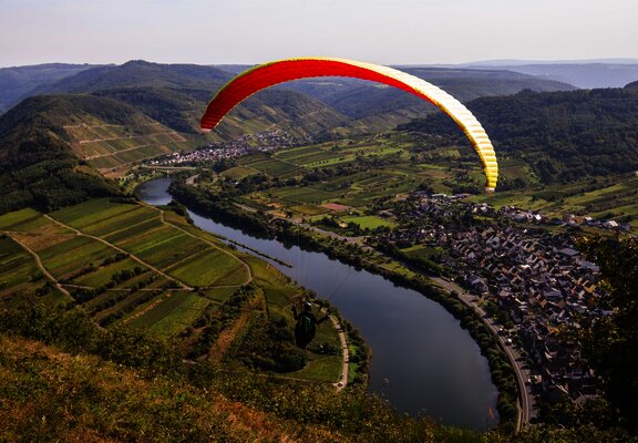 Paragliding über der Mosel