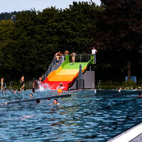 Das Bild zeigt das Freibad des Vitelliusbads Wittlich mit einer kleinen Rutsche.