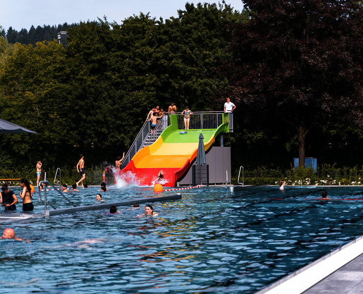 Das Bild zeigt das Freibad des Vitelliusbads Wittlich mit einer kleinen Rutsche.