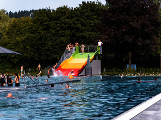 Das Bild zeigt das Freibad des Vitelliusbads Wittlich mit einer kleinen Rutsche.
