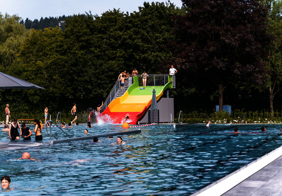 Das Bild zeigt das Freibad des Vitelliusbads Wittlich mit einer kleinen Rutsche.