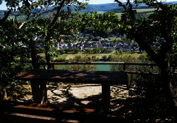Bank mit Blick auf Brauneberg
