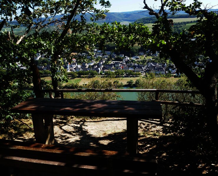 Bank mit Blick auf Brauneberg