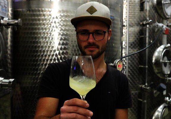 Winzer im Weinkeller