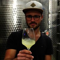 Winzer im Weinkeller