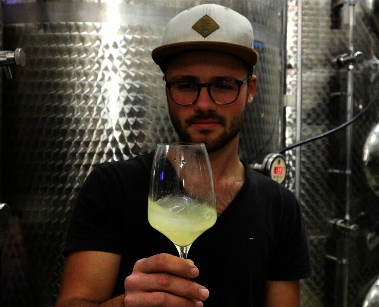 Winzer im Weinkeller