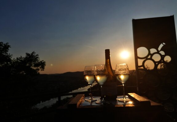 Weinprobe in der Abenddämmerung