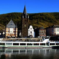 Schiffsanleger vor historischer Kulisse