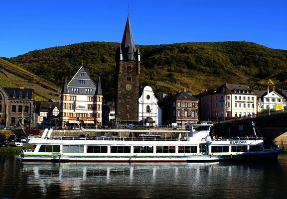 Schiffsanleger vor historischer Kulisse