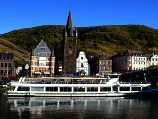 Schiffsanleger vor historischer Kulisse