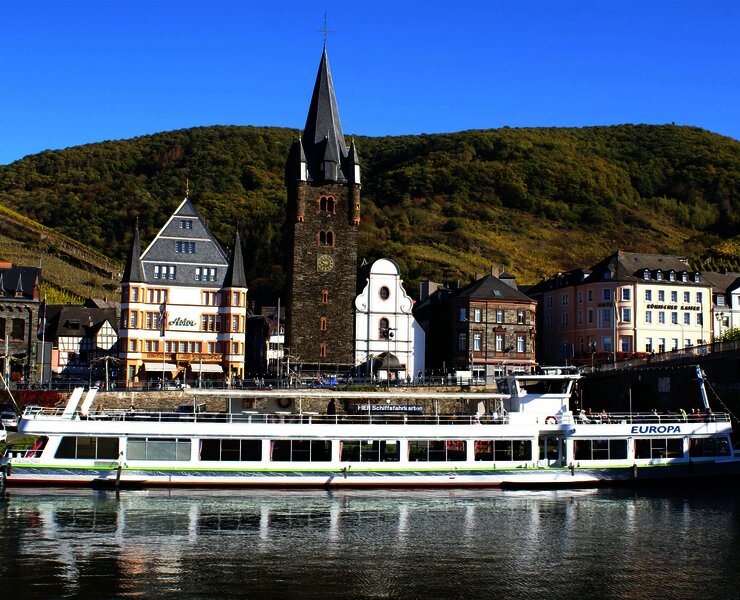 Schiffsanleger vor historischer Kulisse