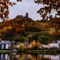 Die Burg Landshut im Herbst