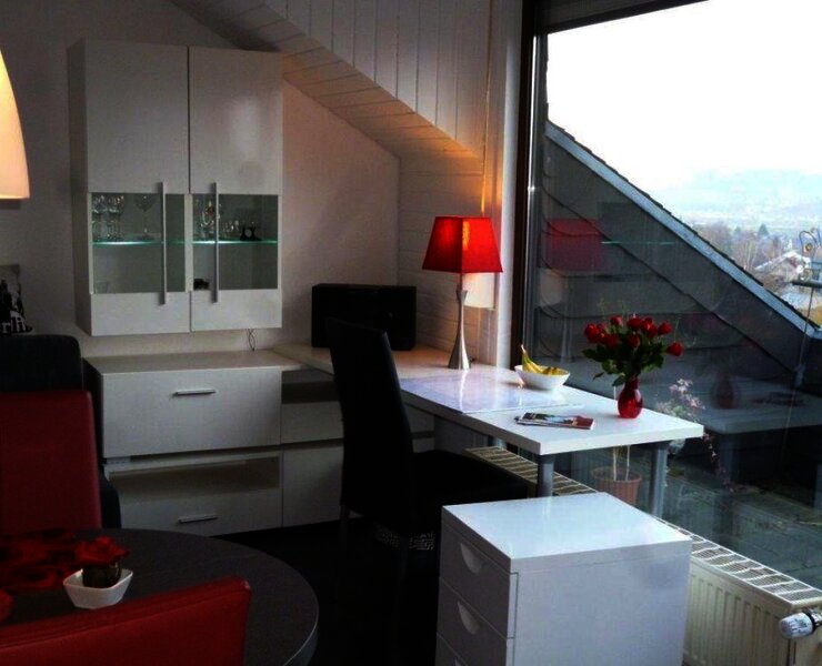kueche-mit-schreibtisch-mit-aussicht-im-winter
