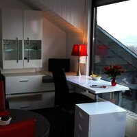 kueche-mit-schreibtisch-mit-aussicht-im-winter