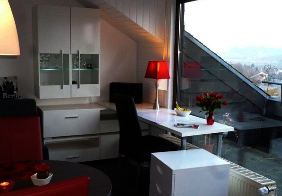 kueche-mit-schreibtisch-mit-aussicht-im-winter