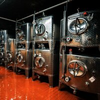 Edelstahlfässer im Weinkeller