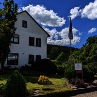 Weingut Harald Ludwig von der Straße aus.