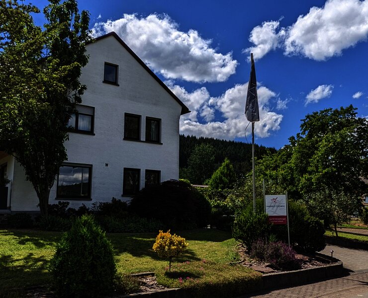 Weingut Harald Ludwig von der Straße aus.