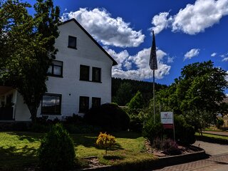 Weingut Harald Ludwig von der Straße aus.