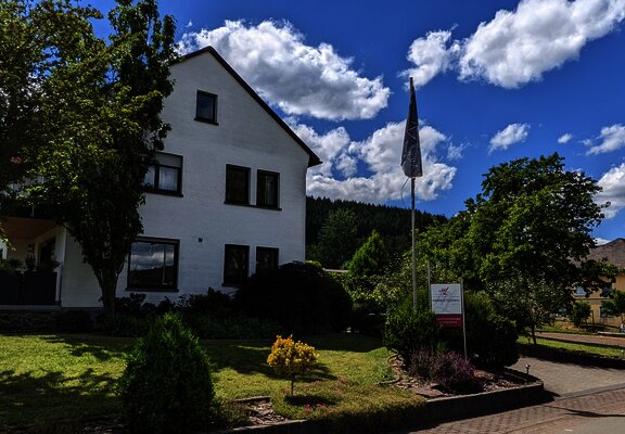 Weingut Harald Ludwig von der Straße aus.