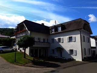 Hausansicht/Eingang FeWo/Parkplatz