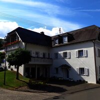 Hausansicht/Eingang FeWo/Parkplatz