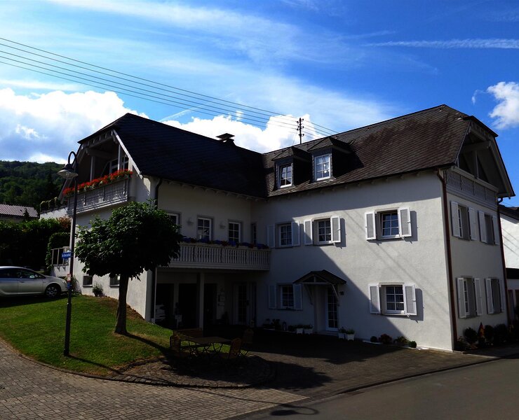 Hausansicht/Eingang FeWo/Parkplatz