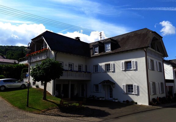 Hausansicht/Eingang FeWo/Parkplatz