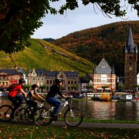 Familie am Moselufer