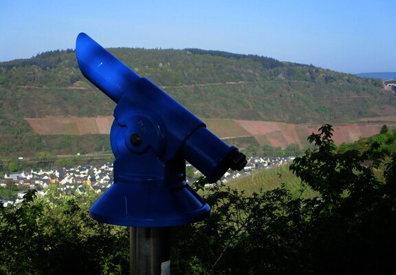 Fernrohr am Plantert Kreuz mit toller Aussicht aufs Moseltal