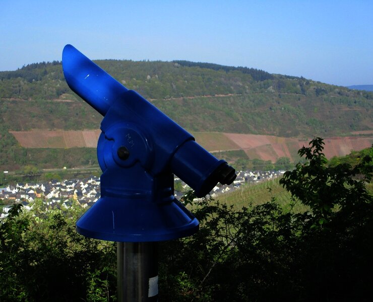 Fernrohr am Plantert Kreuz mit toller Aussicht aufs Moseltal