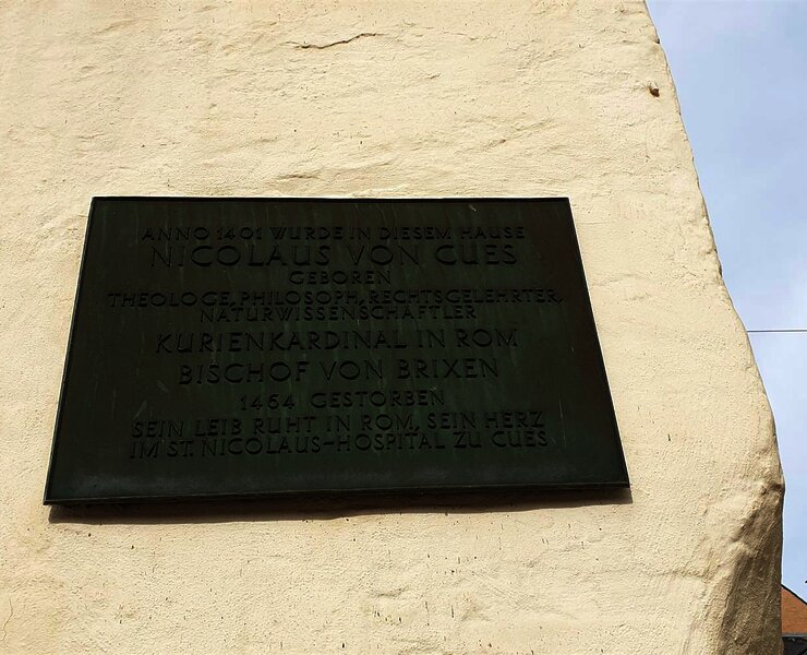 Cusanus Geburtshaus Tafel Fassade