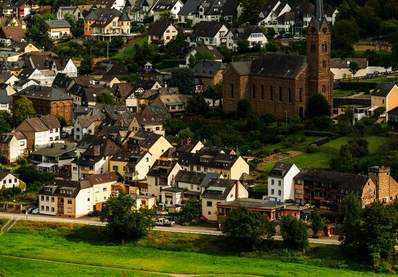 Blick auf Kobern mit Moselschiff
