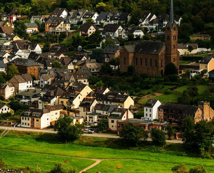Blick auf Kobern mit Moselschiff