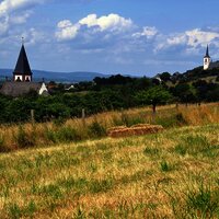 Die Wallfahrtskirche von Klausen ist schon von weitem zu sehen.