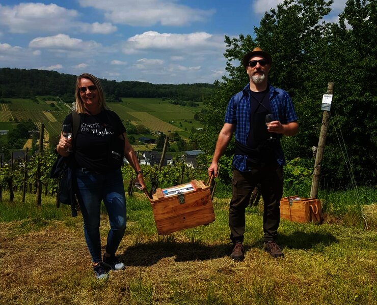 Wanderer mit Weinkiste