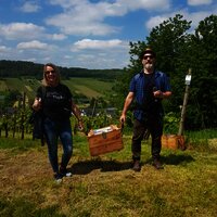 Wanderer mit Weinkiste