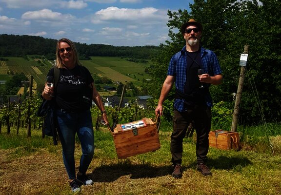 Wanderer mit Weinkiste