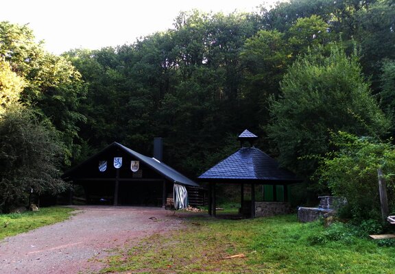Grillhütte "Roter Bohles" im Wald von Veldenz