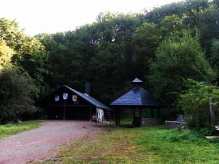 Grillhütte "Roter Bohles" im Wald von Veldenz