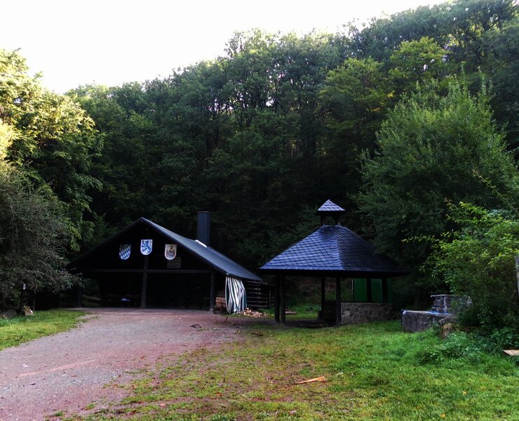 Grillhütte "Roter Bohles" im Wald von Veldenz