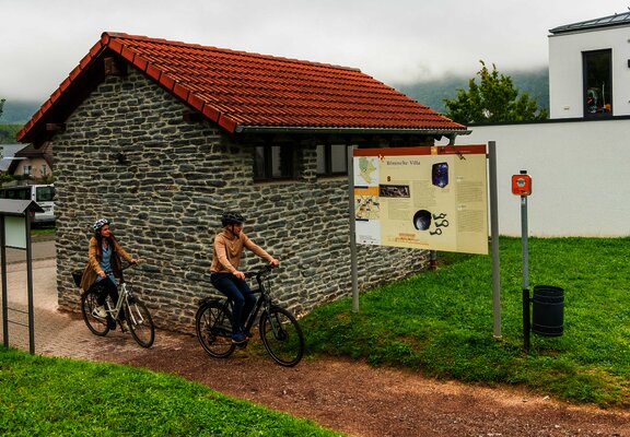 Mosel-Radweg bei der römischen Villa Mehring