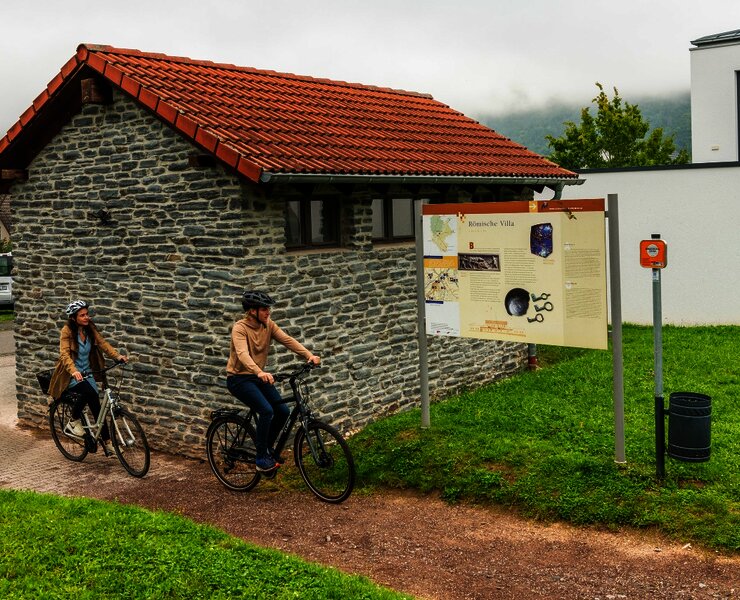 Mosel-Radweg bei der römischen Villa Mehring